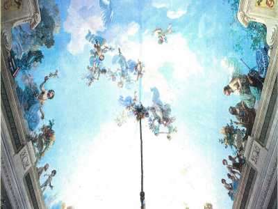 All�interno invece il soffitto e parte delle mura del salone principale erano interamente affrescati dai dipinti del noto pittore barese Antonio Lanave. La spettacolare volta raffigurava un cielo azzurro attorno al quale erano rappresentate angeli, piccoli cherubini e altri personaggi in un�atmosfera classica con fiori ed eleganti decori